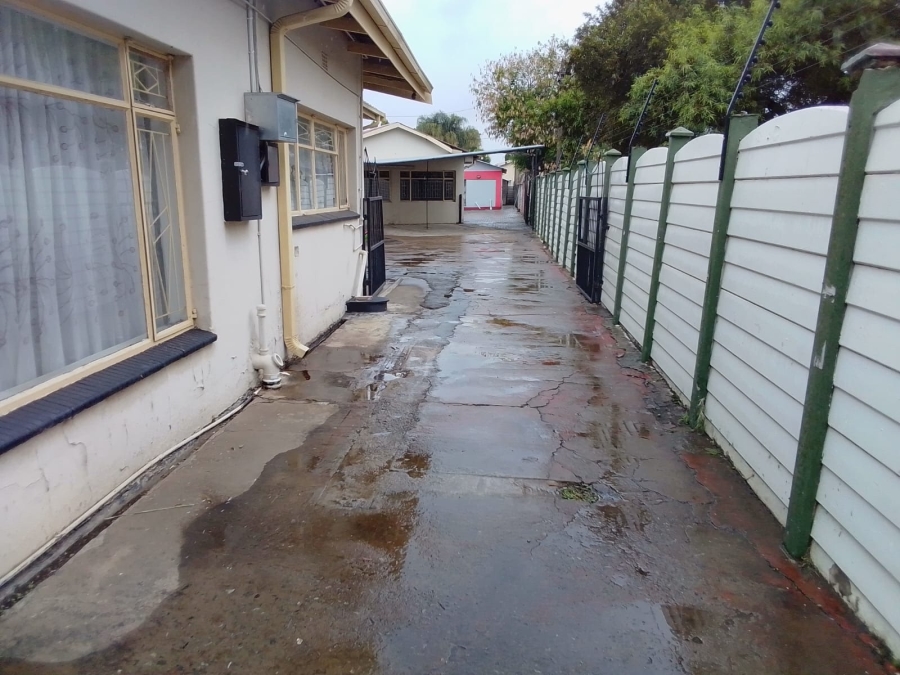 To Let 1 Bedroom Property for Rent in Oos Einde North West